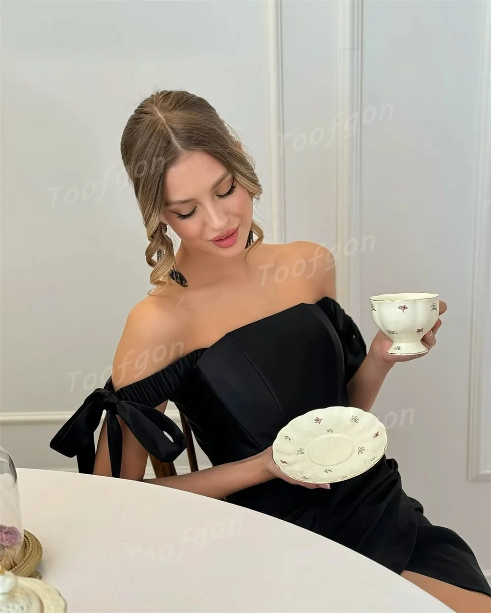 Toofgon غمد الساتان فوق الركبة فساتين لحضور الحفلات الموسيقية الصغيرة حزام قبالة الكتف حفلة رسمية التخرج ثوب العودة للوطن مخصص