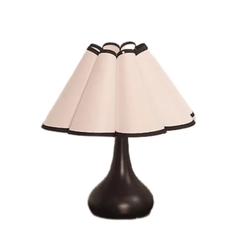 

Retro desk lamp, high-value bedroom, pleated petal bedside lamp, ambient desk lamp