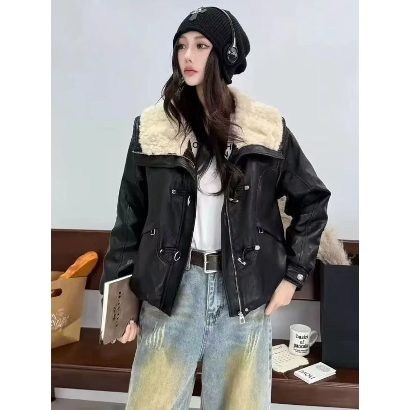 سترة نسائية من جلد البولي يوريثان على طراز هونج كونج سترة جلدية بياقة من جلد الخراف سترة شتوية جديدة خفيفة دافئة نمط التغلب في معطف خارجي