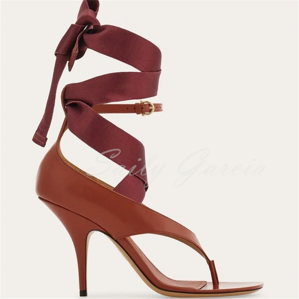 البني الجلود عالية الكعب الوجه بالتخبط المرأة المفتوحة تو الشريط الدانتيل يصل مشبك حزام بلون الصيف جديد 2025 المدرج فستان الصنادل