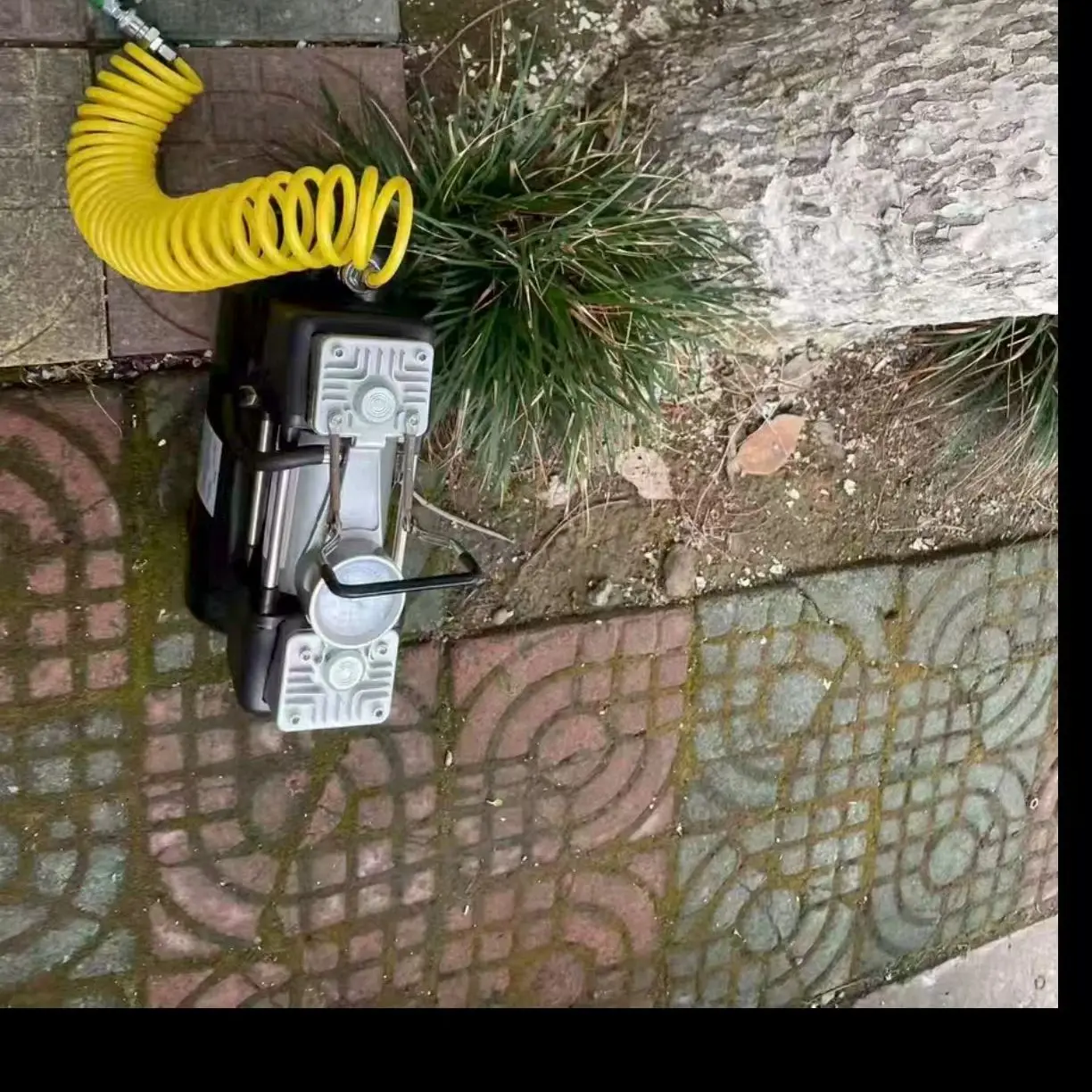 

Dual Cylinder Car Air Compressor 12V/220V - Portable Tire Inflator with Silent Oil-Free Tech & Auto Start/Stop