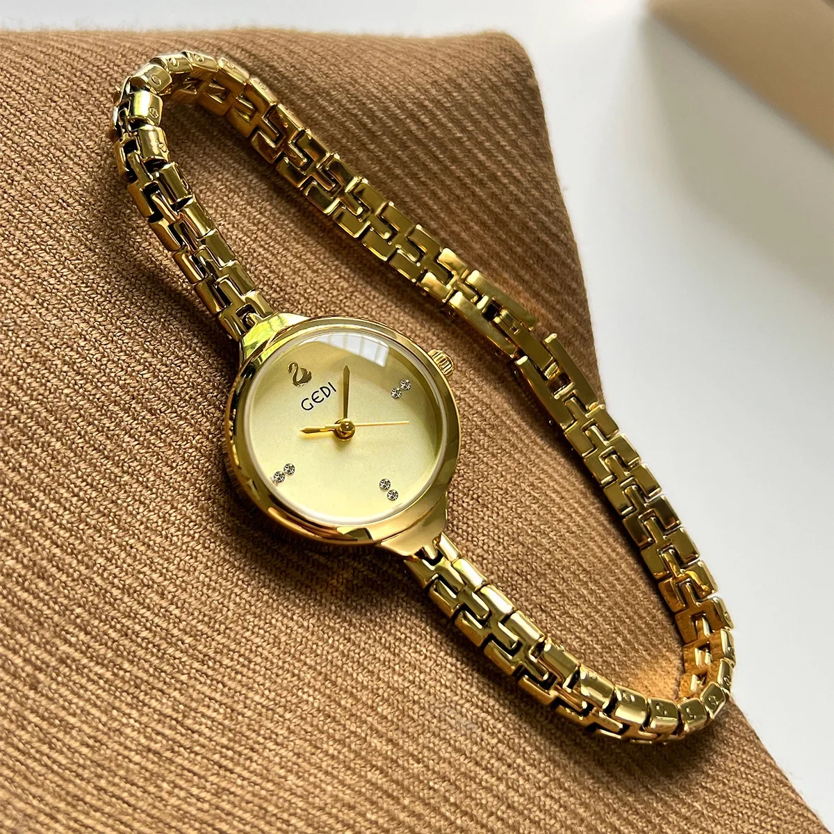 Mini Round Dial Women Wrist Watch Slim Metal Chain Analog Quartz Wristwatch Simple Casual Dress Ladies Wrist Clock Jewelry Watch