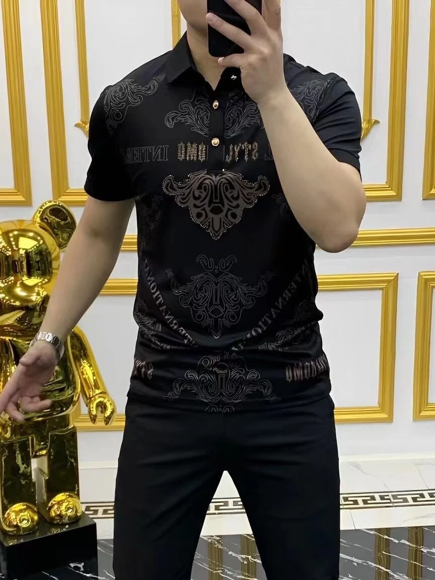 

Мужская футболка Slim Fit с коротким рукавом, новая летняя модная модель с воротником и стразами, городской стиль, черный цвет