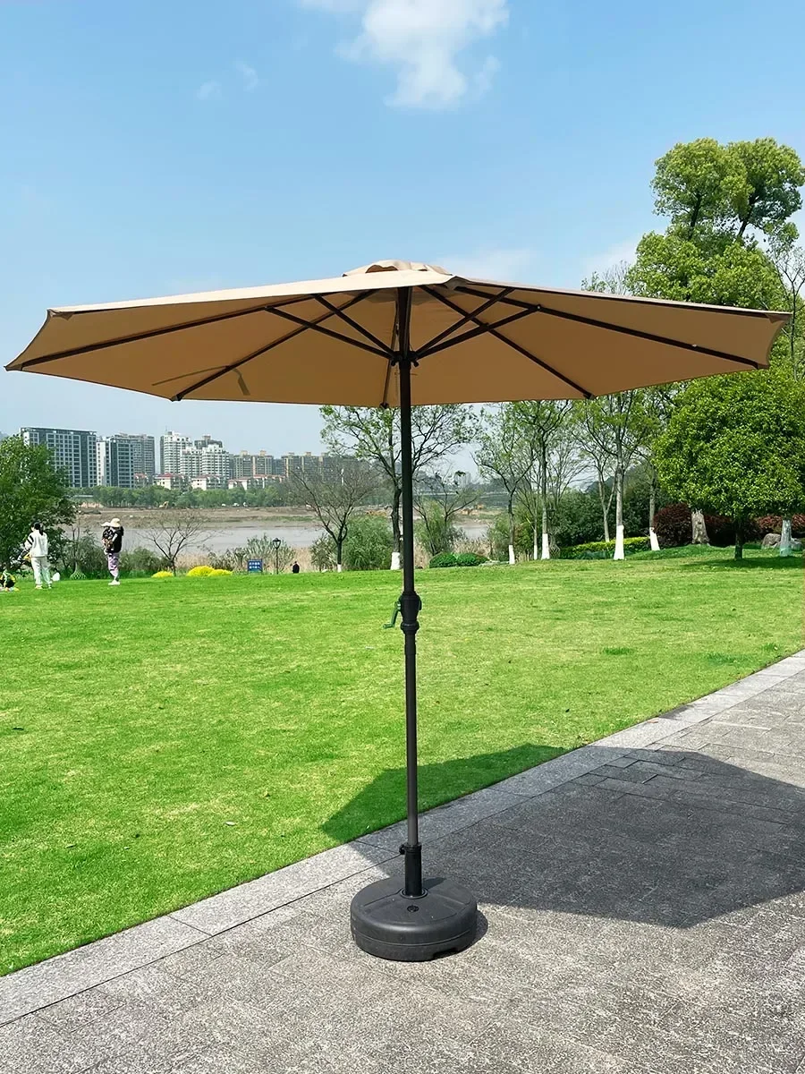 Outdoor sunshade umbrellas are displayed on half of the outdoor courtyard garden, with sun umbrellas on the side.