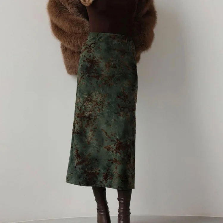 Damska sukienka w zielony wzór, jesienna, vintage, elegancka, z wysokim stanem, uniwersalna, dopasowana, ołówkowa spódnica z wysokim stanem.