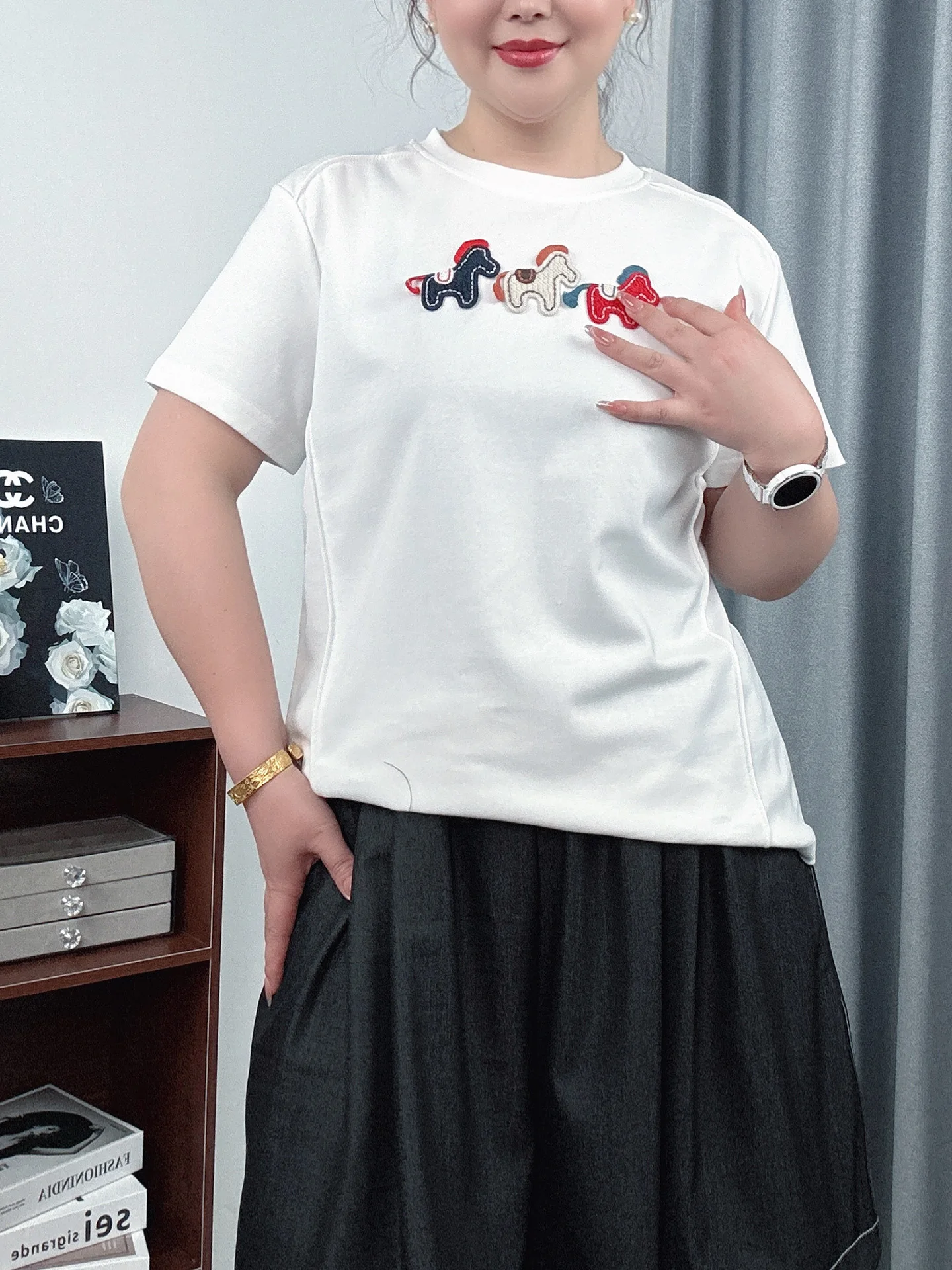 

Женская футболка больших размеров с круглым вырезом и коротким рукавом, белая, с вышивкой и пэчворком, приталенная, повседневная, из чистого хлопка, дышащая