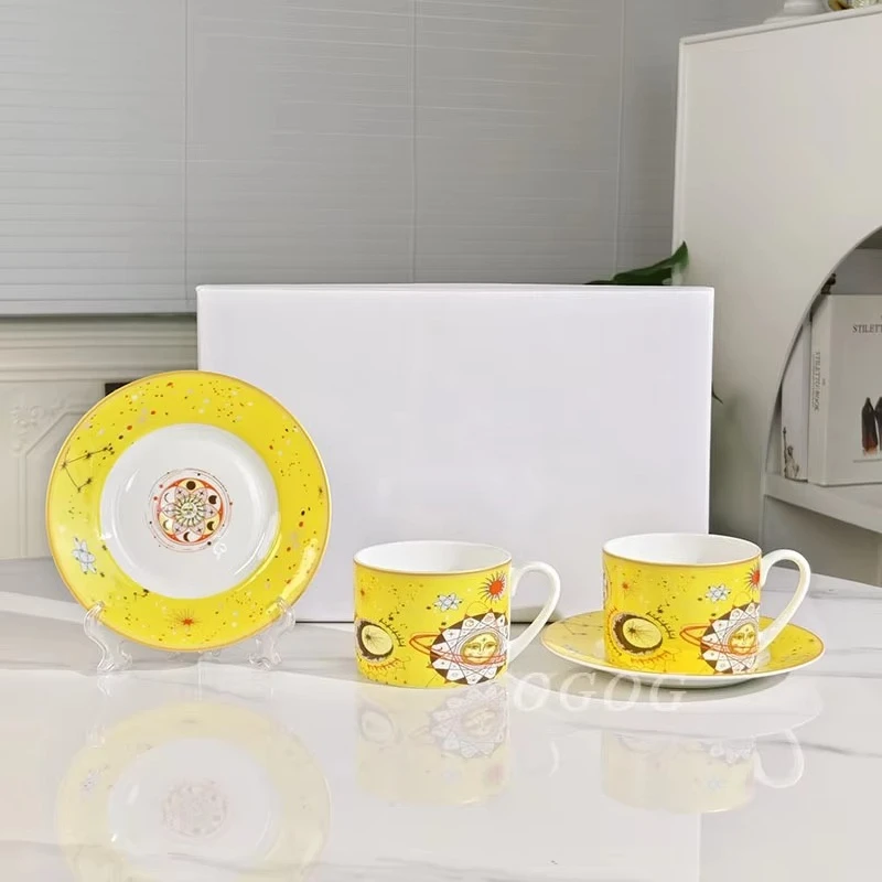 Ceramiczne filiżanki, spodki, miseczki, łyżki, talerze, czajniki, zastawa stołowa z porcelany kostnej, idealne do domowego obiadu, popołudniowej herbaty, przekąsek dla gości i do biura.