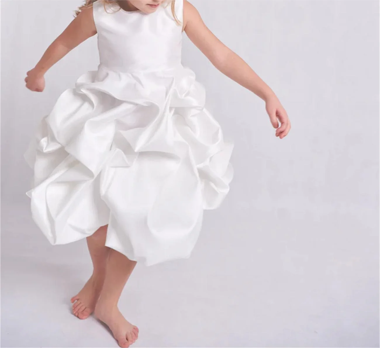 White Cute Wedding Flower Girl Dress Round Neck Sleeveless Puffy Pleated Dress Premium Design Elegant Wedding Girl Child Custom