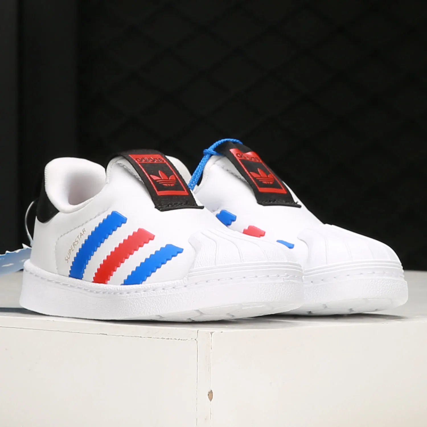 

Детские повседневные туфли Adidas на мягкой подошве из натуральной клевера Superstar BY9937