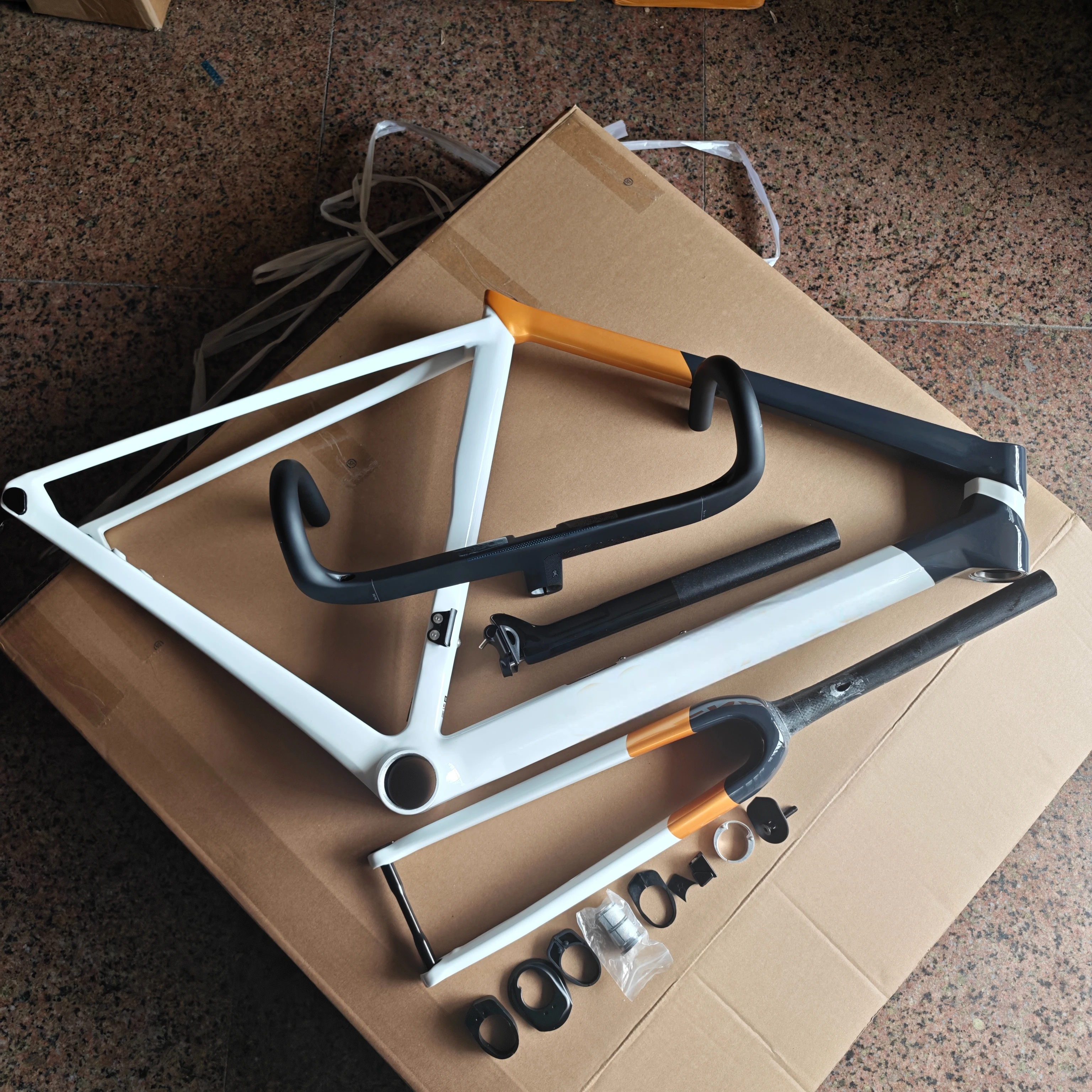 

C68 Carbon Road Bike Frame 25 Colors Disc Brake Bicycle Frameset T47 Full Carbon Fiber Road Bike Frame Racing Frame Handlebar