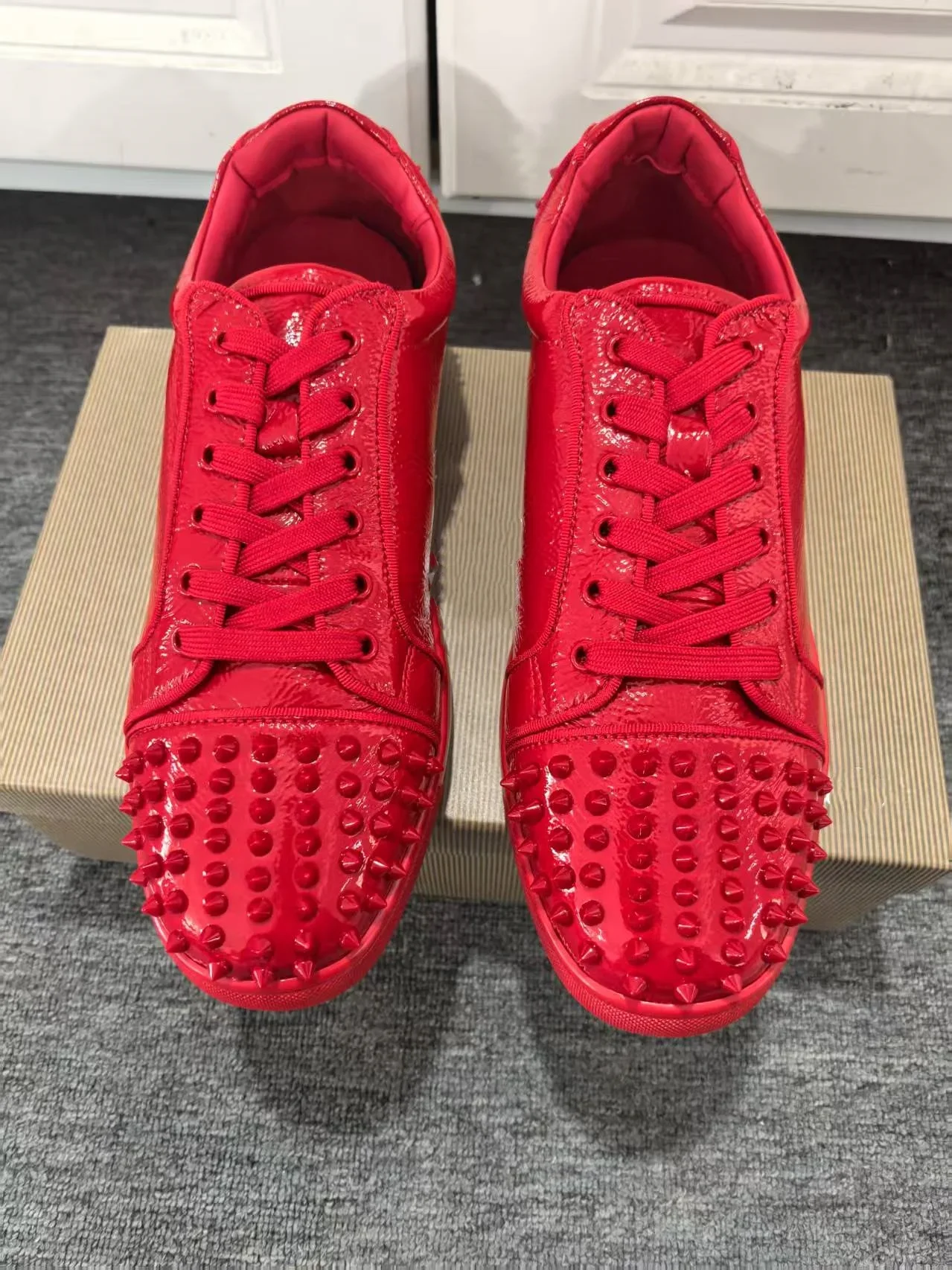 Full Rivets Lace-Up Casual Sports Shoes Male Red Patent Leather Mens Sneakers Flat Sole Heighten Shallow Zapatillas De Mujer DE