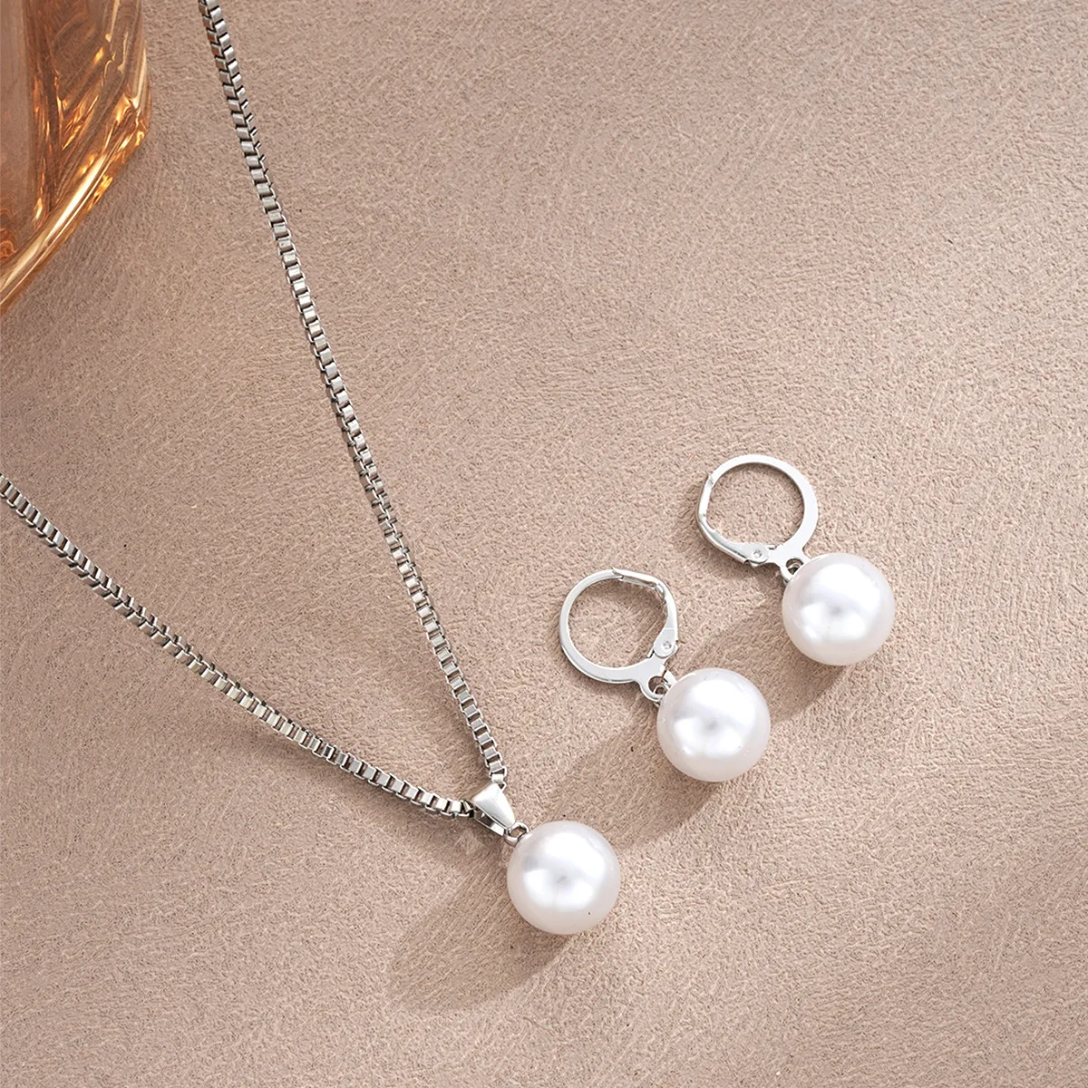 Modeschmuck-Set mit Perlen für Damen, bestehend aus Ohrringen und einer Halskette mit Anhänger, schlichtes, zartes Design, ideal für den täglichen Gebrauch und als Accessoire für Partys. – Detail 8