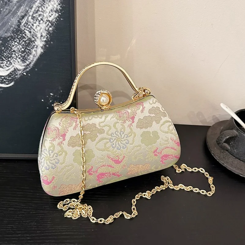 

Luxury Ladies Shoulder Bag Made Of Premium Leather Boasting Paris Style And High-End Vintage Tidy Look​