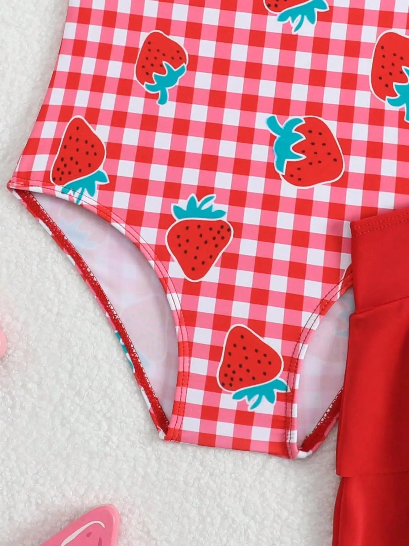 Sommerliche Freizeit-Bademode für Mädchen, rotes Badeanzug-Set für Kinder, roter karierter Badeanzug mit Erdbeer-Print + Rock, zweiteiliges Set, geeignet für Mädchen im Alter von 4–12 Jahren, Strand- und Poolkleidung – Detail 4