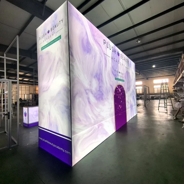 Affichage de commerce LED personnalisé 10x20 avec étagères de commerce et salle de rangement à cadre en aluminium pour la conception de stand d'exposition PCA