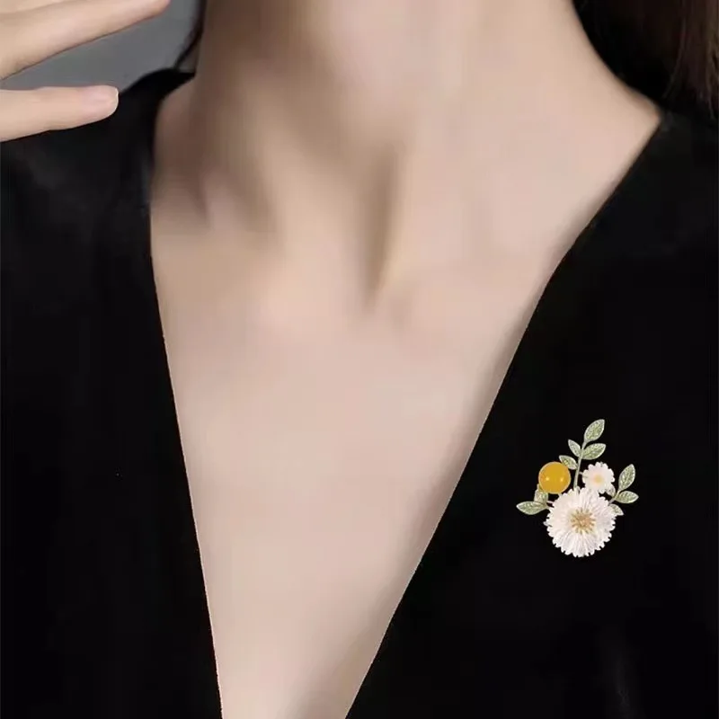 Fashion Enamel Sakura Flower Brooches For Women Romantic Cute Pearl Daisy Flower Brooch Party Office Laple Pins Jewelry Gifts