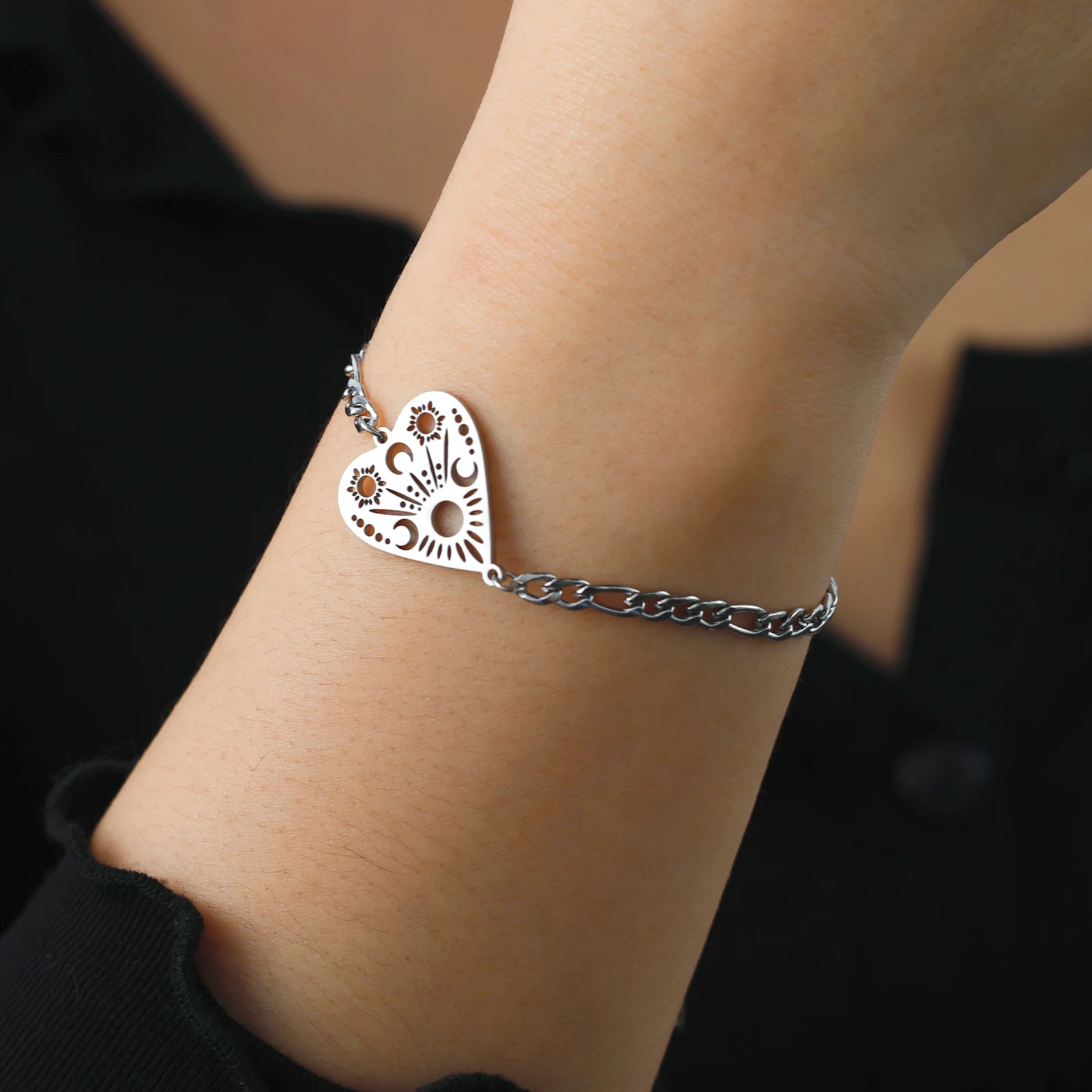 Vintage Sonne Mond exquisite Liebe Herz Armbänder für Frauen Männer Edelstahl Hexerei Hohl muster Schmuck Party Geschenk 2024