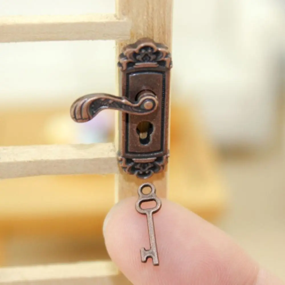 1:12 Mini DIY berpura-pura bermain mainan emas tombol Set kunci rumah boneka aksesoris dengan Keyhole miniatur perunggu pegangan pintu chlien