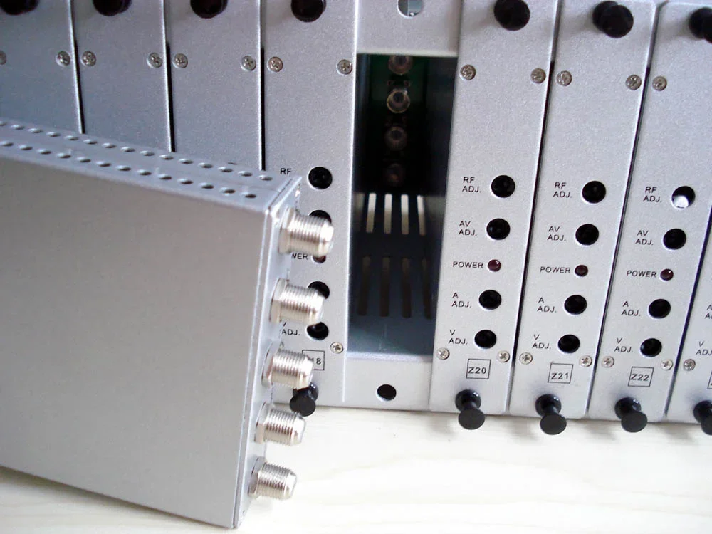 24 in 1 CATV analoge TV-modulator 16 in 1 behendige vaste RF-modulator CATV analoge PAL NTSC analoge modulator 24ch