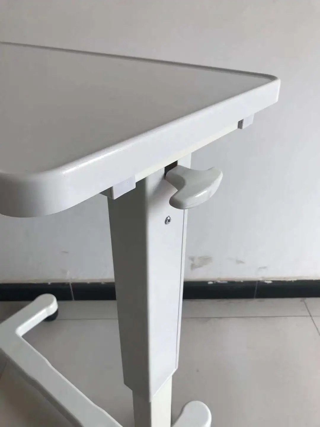 الشركات المصنعة رخيصة عالية الجودة طاولة متنقلة طبية مع عجلات طاولة السرير يمكن رفع مستشفى التمريض المنزل طاولة وجبة السرير #5