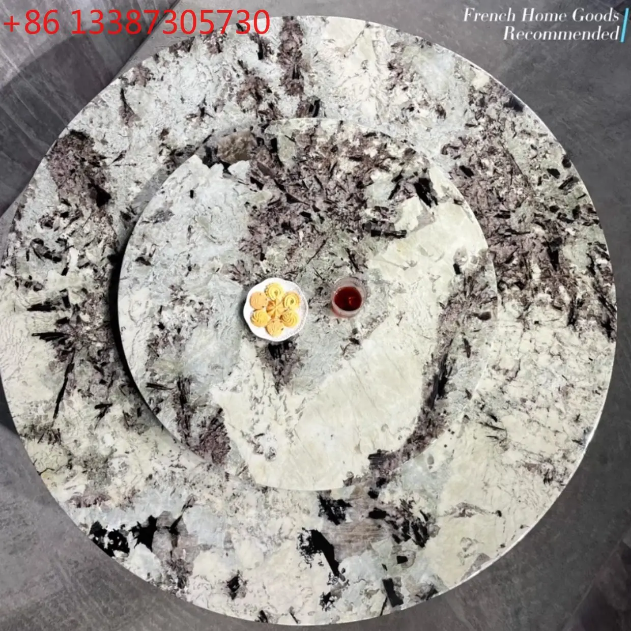 

Минималистичная современная семейная вилла с просторным обеденным столом на большом плоском столешнице из натуральных материалов.