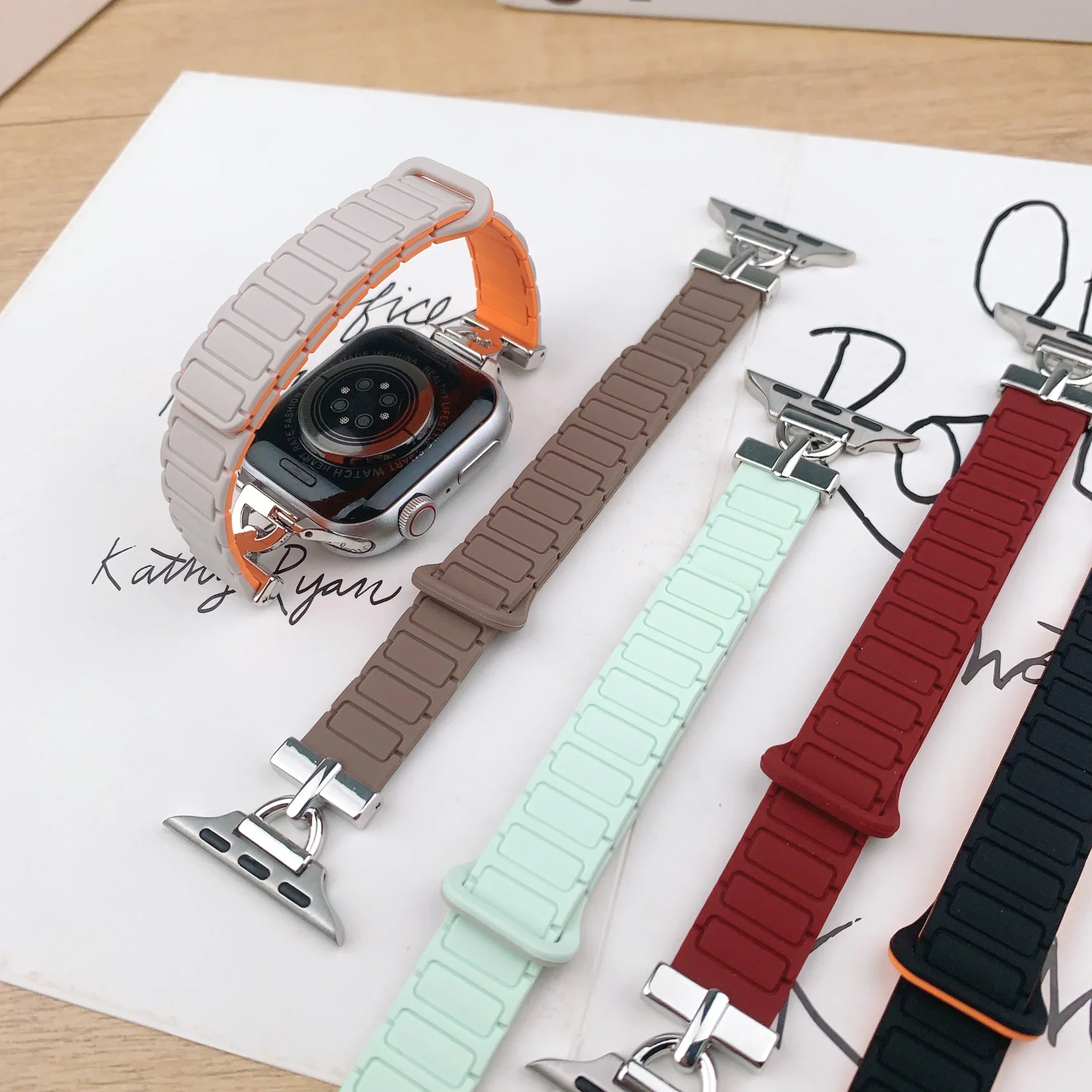 Cinturino magnetico da donna con cinturino in silicone sottile per Apple Watch S10 42/46mm 41mm 45 cinturini sottili 44mm 40mm 38 braccialetto iWatch SE 9 8 7 6