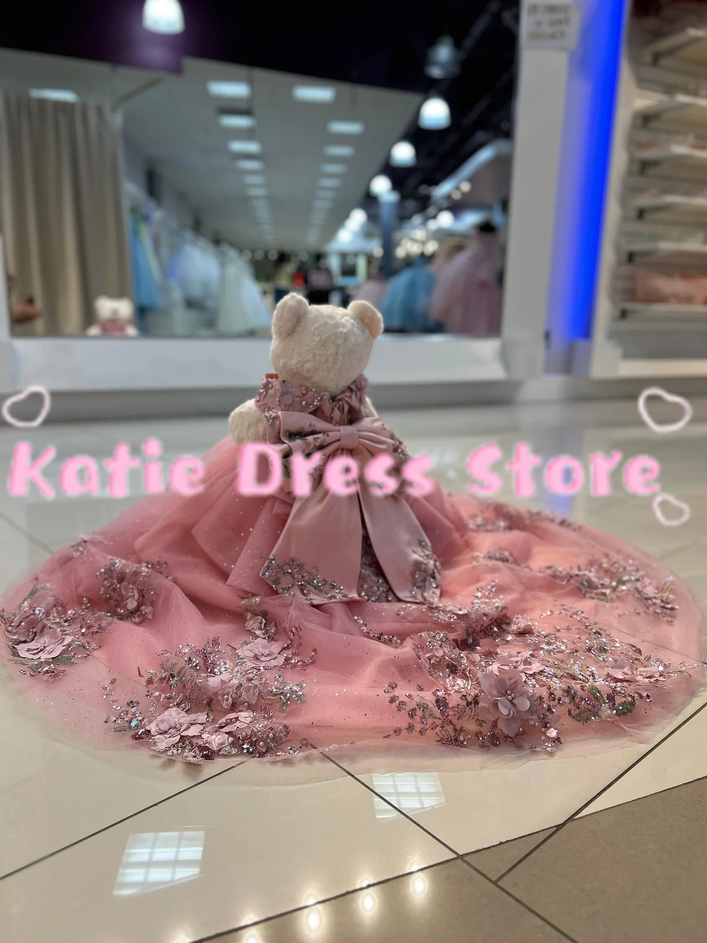 Maßgeschneidertes glänzendes rosa Blumenmädchenkleid mit Perlenstickerei für Hochzeit, Satin, Blasenärmel, Kindergeburtstag, Erstkommunion, Ballkleider