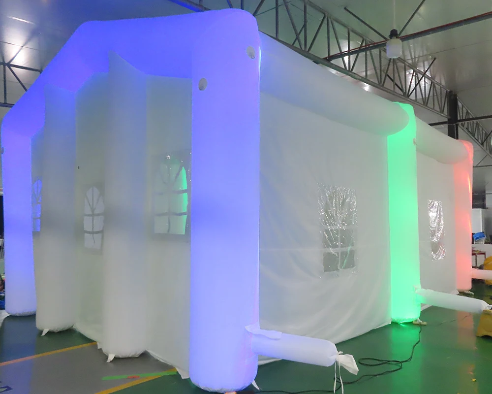 vendita all'ingrosso Tenda gonfiabile bianca per matrimoni Tenda gonfiabile portatile per feste Casa quadrata per eventi di nozze con luci a LED aria libera