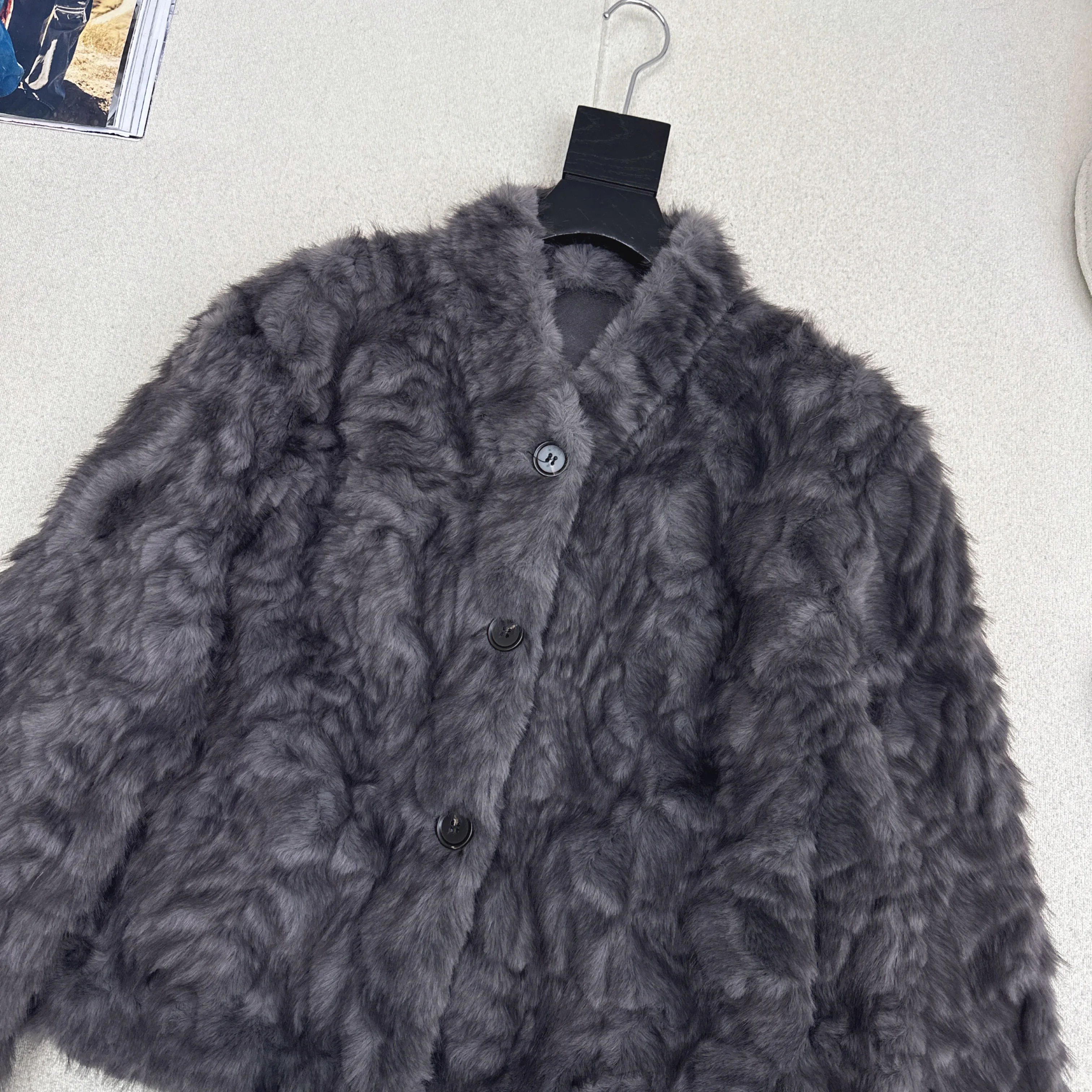 両面着用可能な高級羊皮毛皮ワンピースコート、2025年冬新作ショートファーファッション若い女性の服