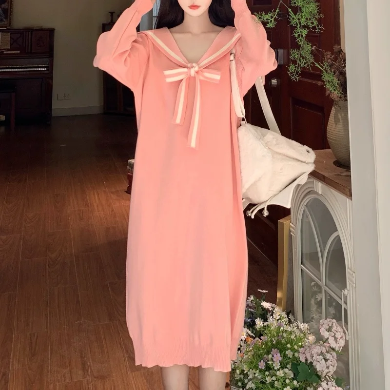 سترة محبوكة بمقاسات كبيرة مع ياقة دائرية وتنورة طويلة فضفاضة تغطي البطن لفصلي الخريف والشتاء بتصميم أنيق