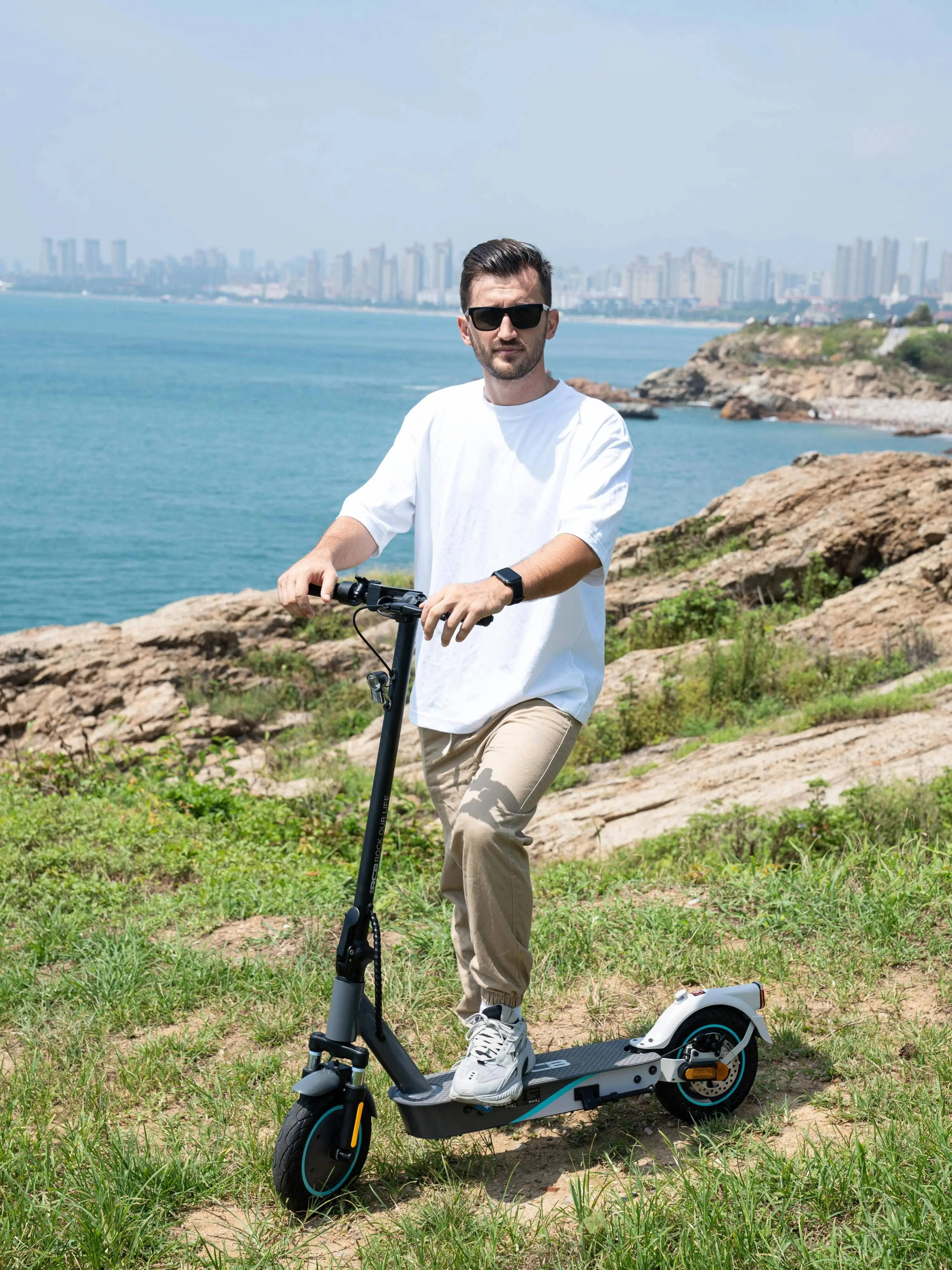 RCB EV10K Pro ABE E-Scooter für Erwachsene Elektroroller mit Straßenzulassung 400W 36V 10.4Ah bis 35 km Reichweite 20 km/h 10 Zoll Klappbar Doppelfederung 150 kg App