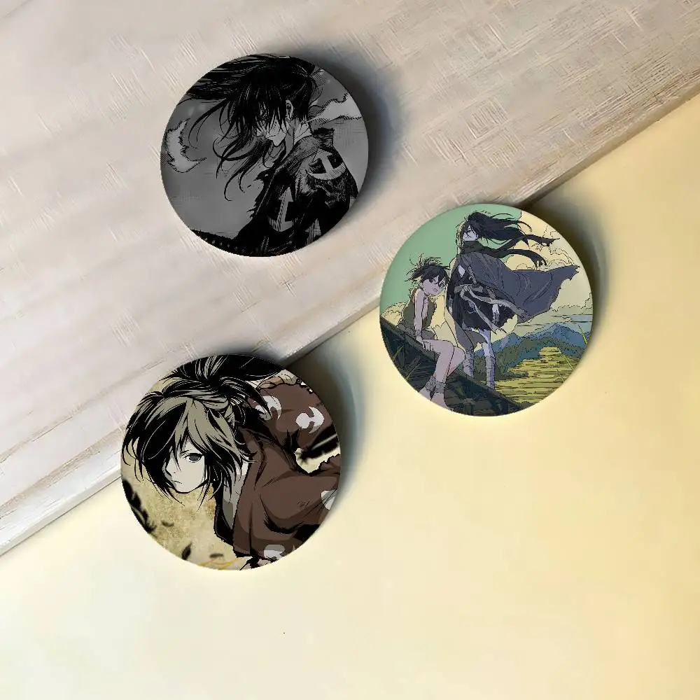 أنيمي سلسلة دورورو شارات زر PinsBrooch الإبداعية مضحك يقتبس شارة الملابس على ظهره مجوهرات هدية للأطفال الأصدقاء