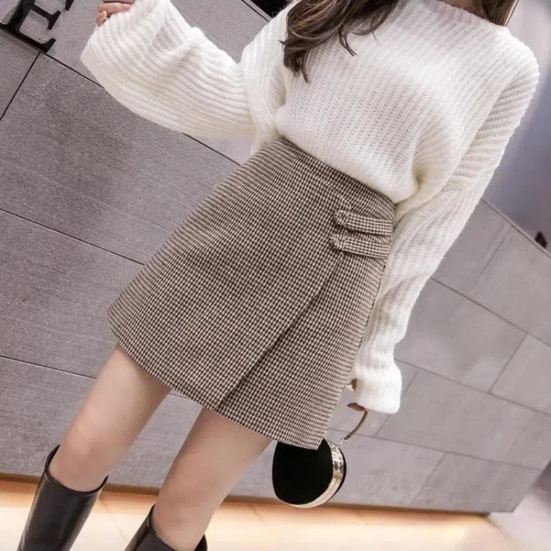 

Women's Autumn and Winter High Waisted Fashionable A-line Shorts Skirt Plaid Retro Hip Hugging Temperament Half Skirt