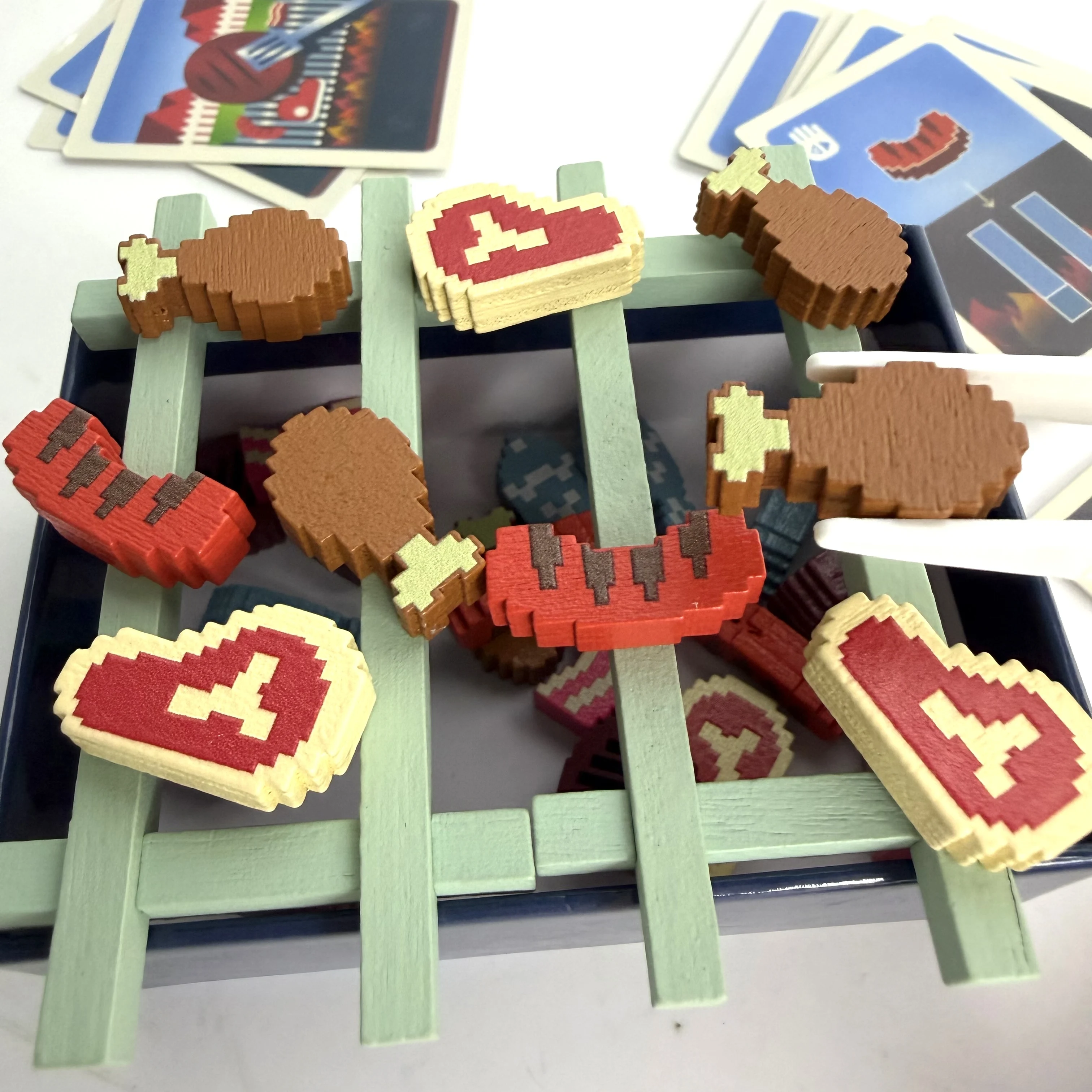 Barbecubes-Spiele - Perfekt für Familienspielabende, mit Fingerspitzen-Übungen, Lachen und einem aufregenden Kartenspiel. – Detail 10