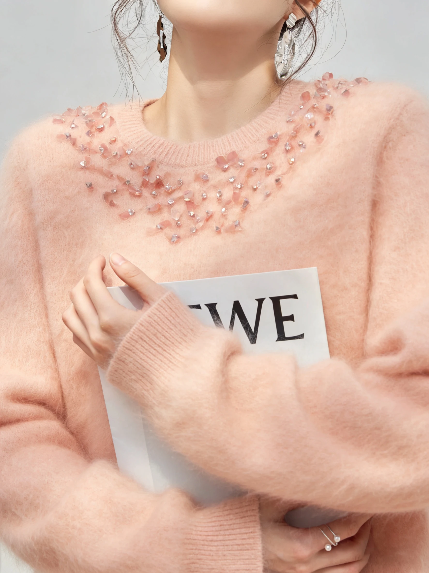 

Розовый вязаный свитер с богатой отделкой для женщин, зимняя базовая одежда, верхняя одежда, элитный стиль, свободный крой, длинный рукав, круглый вырез