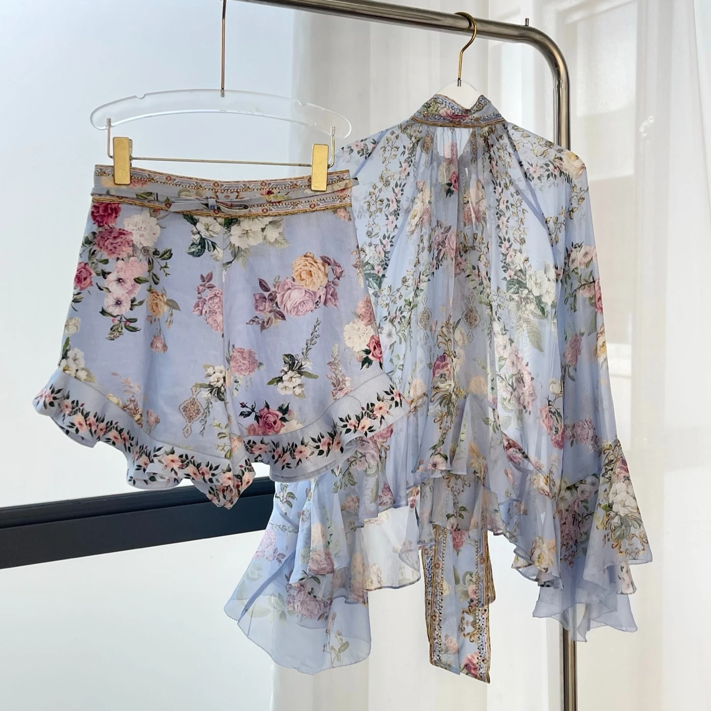 

2025 новый дизайн, синий цветочный принт, блузка с длинными рукавами и бриллиантами, оборками, комплект из топа и шорт для женщин