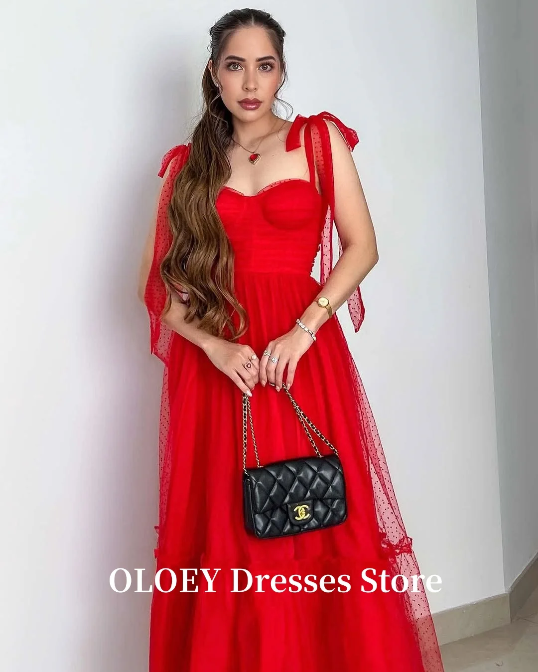 فساتين الحفلات المسائية من OLOEY باللون الأحمر منقط من التل على شكل قلب وأشرطة قابلة للتعديل على شكل قلب فساتين حفلات متدرجة لالتقاط الصور حسب الطلب