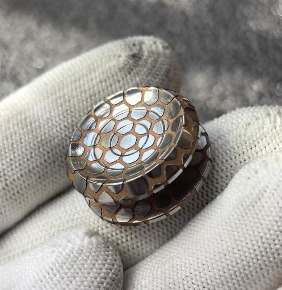 

Used EDC SC 24.5*12mm buttin Fingertip gyroscope Decompression toys