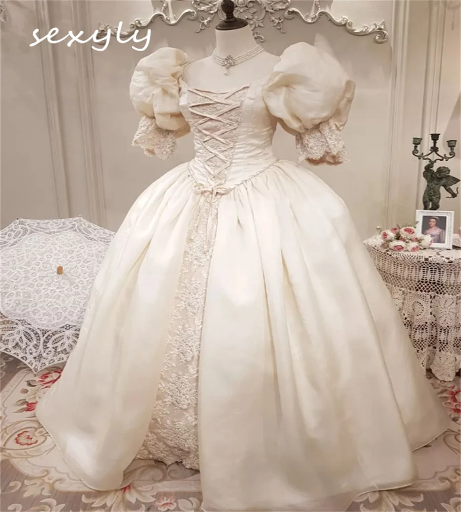 Victorian Gothic Beige Wedding Dress Renaissance Medieval 2023 With Short Sleeves Court Country Bridal Gowns Lace Castle Bride