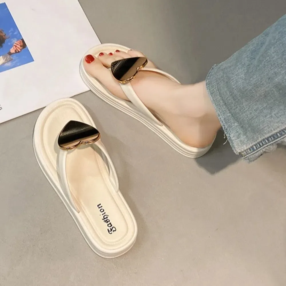 موضة مفتوحة اصبع القدم المعادن القلب النعال عدم الانزلاق بولي كلوريد الفينيل منصة الوجه يتخبط لينة وحيد بحر أحذية النعال للنساء عطلة