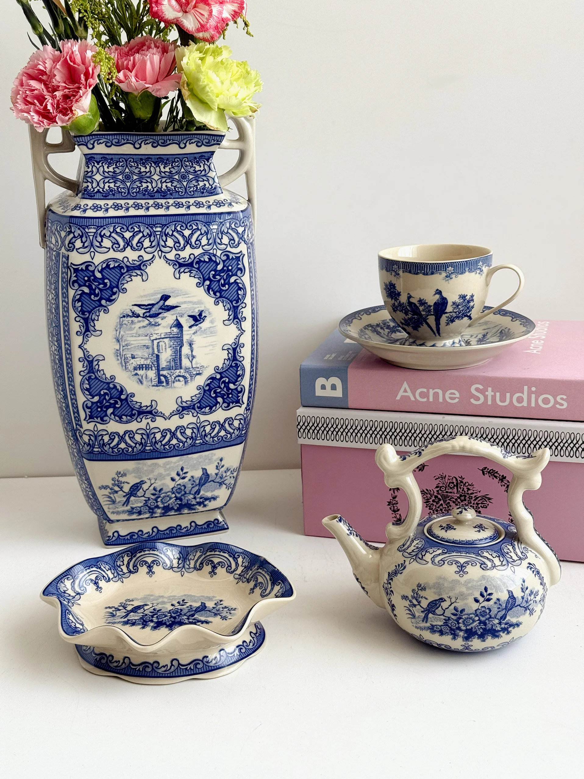 

Синий Феникс Императорский китайский фарфор Классический сине-белый чайный сервиз с черной глазурью Феникса и эмалированной тарелкой для торта