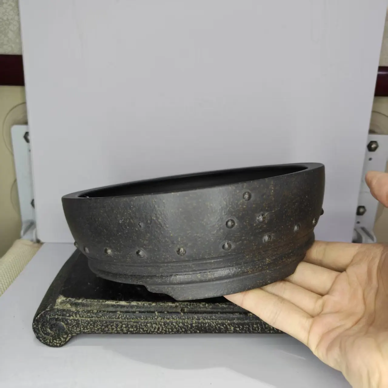 

Круглый горшок для бонсай ручной работы из исинской фиолетовой глины, старого коричневого цвета, с дизайном в виде гвоздя