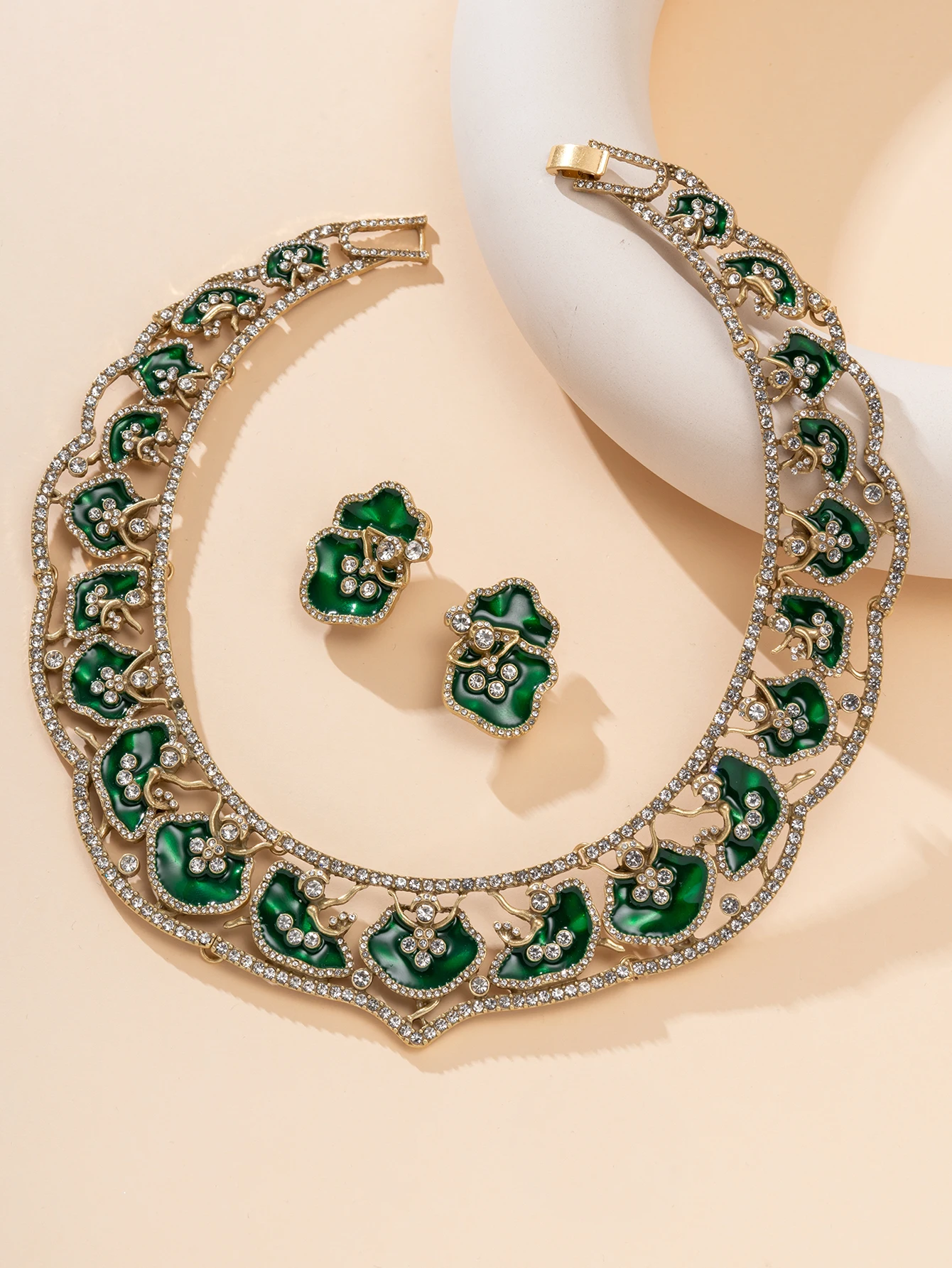 Chinese-style retro jade green lotus leaf diamond-embellished choker necklace and earrings two-piece set, luxury jewelry set for banquets
