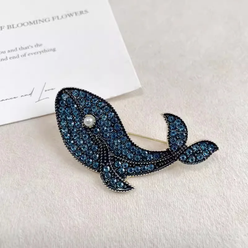 Broches creativos de ballena azul para mujeres y hombres, broche de Animal de ballena, diamantes de imitación, alfileres de solapa, regalos de joyería, moda coreana, lujo Retro