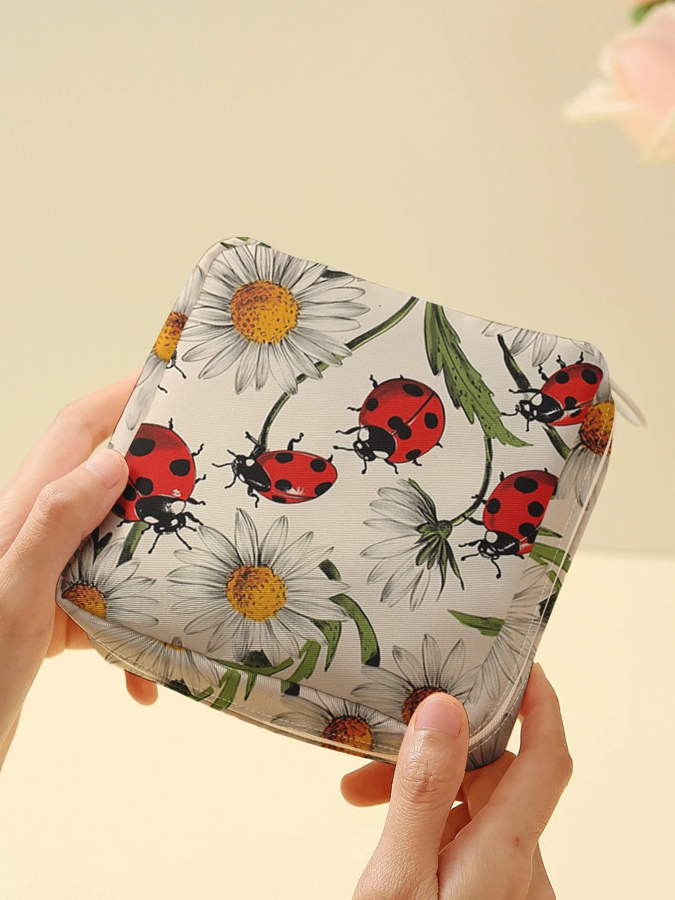 1pc, Ladybug Daisy Printed Sanitary Napkin Storage Bag Portable Mini Makeup Pouch suitable for Daily Travel Shopping