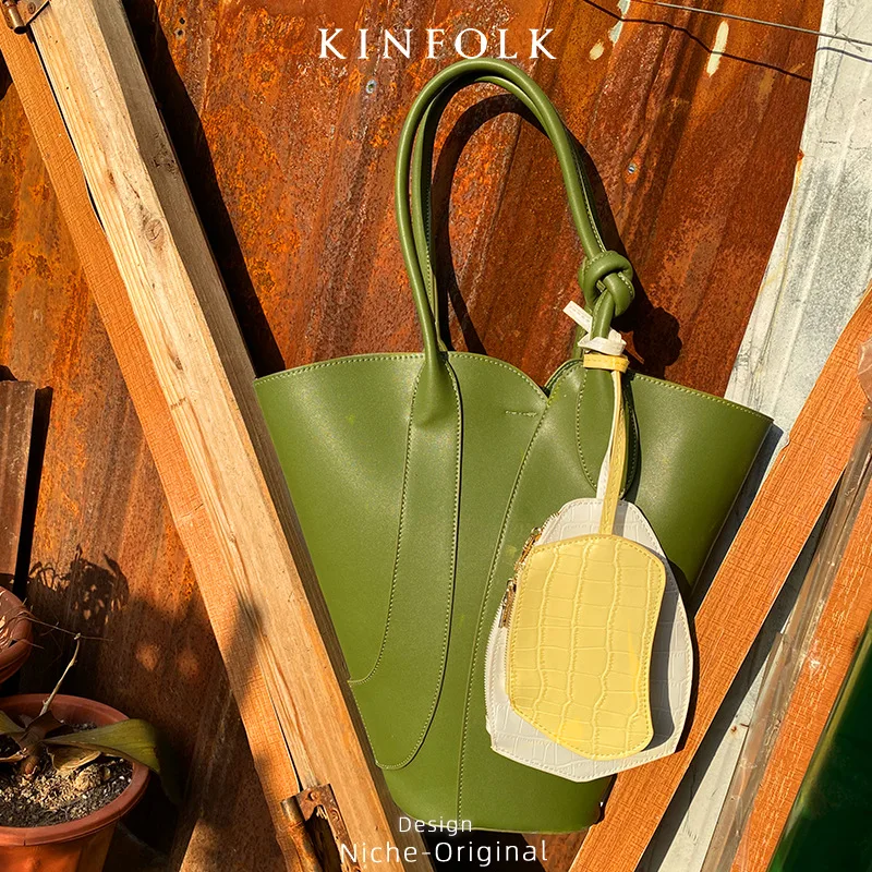 

2025 Early Spring Niche Design New Art Trend Ornaments with Bags Simple Fashion Bucket Portable Underarm Tote Bags Women