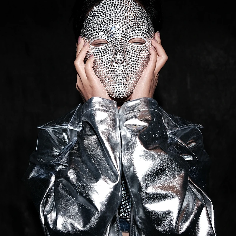 

Halloween half-face goddess photo, cat-eye mask makeup party, shiny diamond mask, singer performance, internet celebrity,