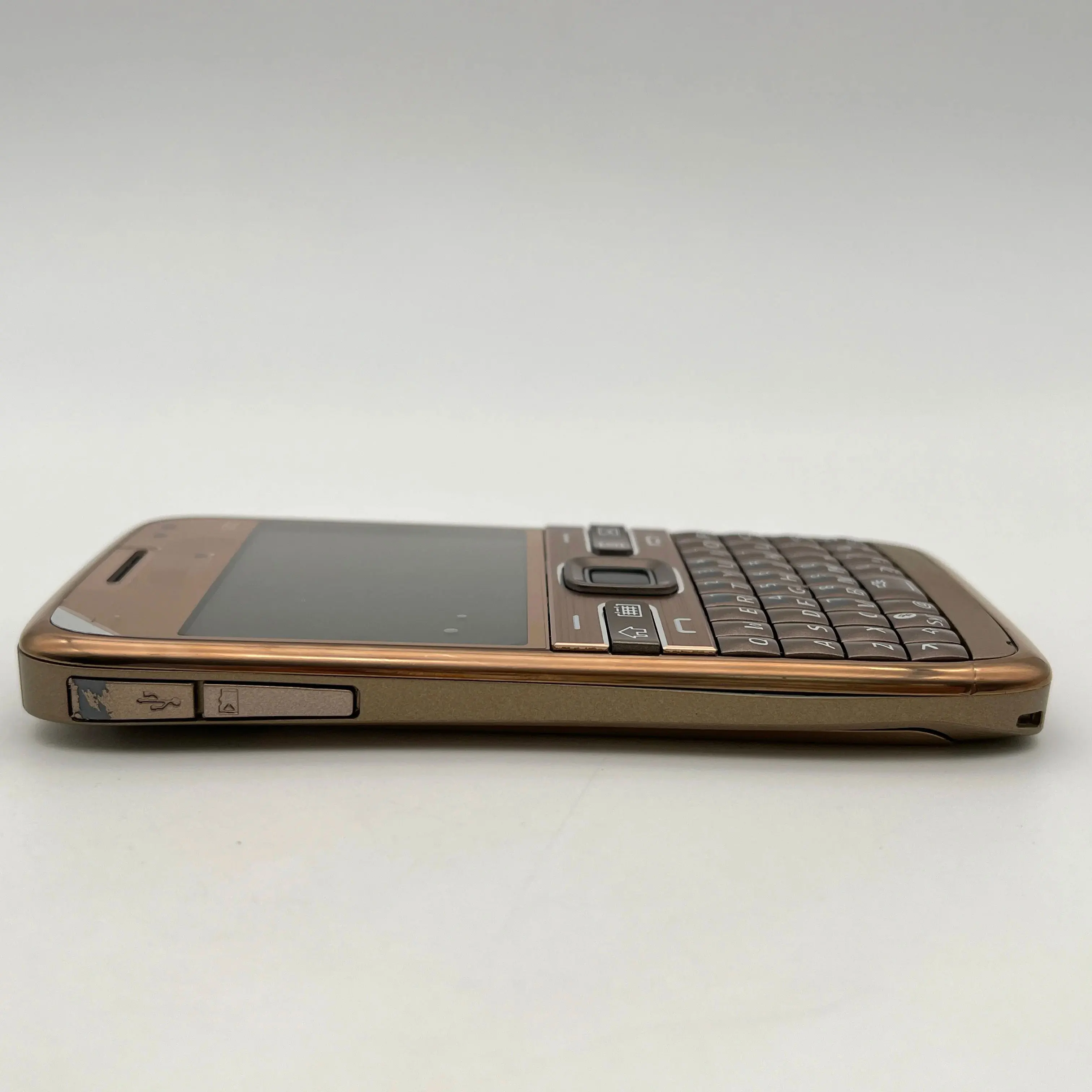 الأصلي مقفلة E72 شريحة واحدة بلوتوث 2.36 "1500mAh مكبر الصوت شحن سريع الهاتف المحمول في حالة جيدة