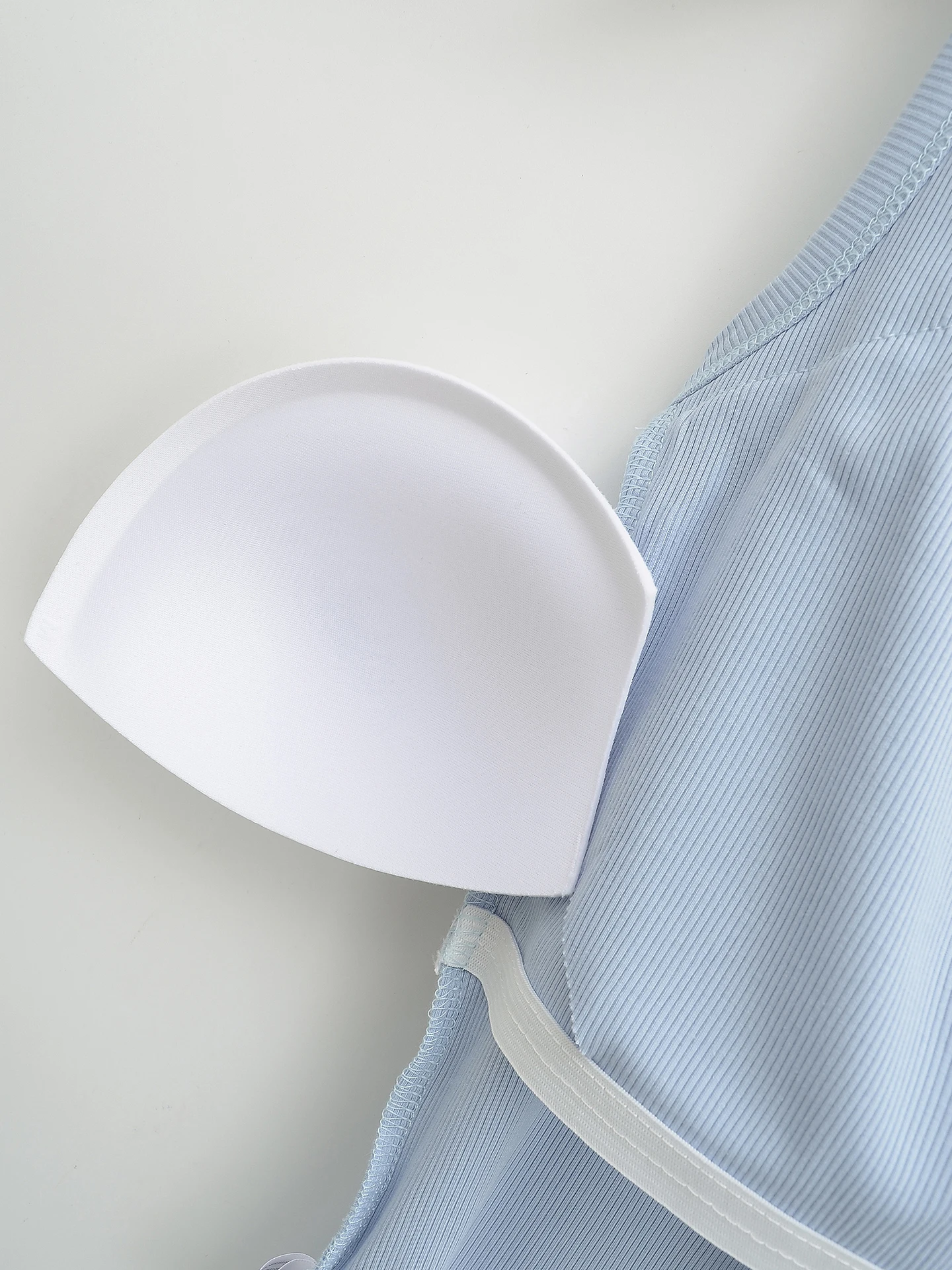 توب رياضي صيفي رقيق بتصميم أمريكي عصري، بدون ظهر، ضيق، مصنوع من مزيج القطن، مع حشوة للصدر #3