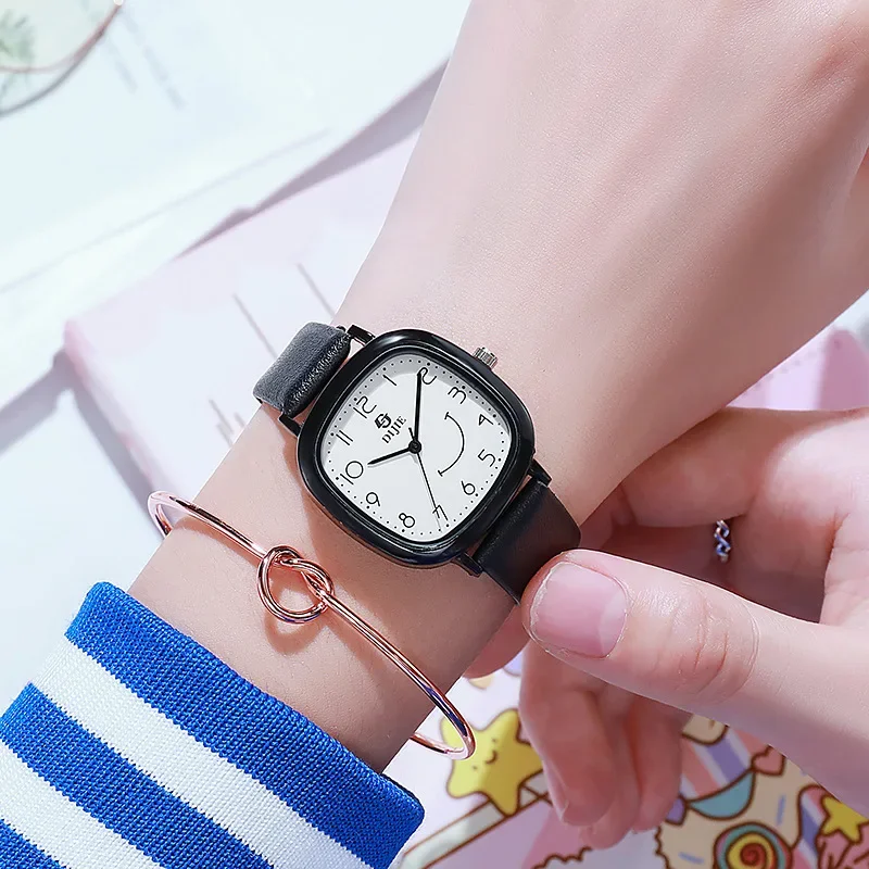 Fashion Women Quartz Watch Digital Square Dial Casual Watches Leather Strap Fashionable Clock Wristwatch Students Gifts Montre